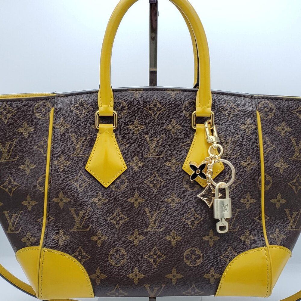 Louis Vuitton Authentic Gold Padlock 🔑 Key +Stylish Unbranded Flower Bag Charm - Picture 3 of 8